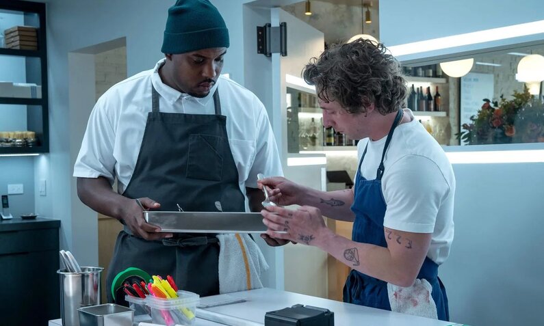 Chef Carmy (Jeremy Allen White, re.) will den ersten Stern für "The Bear". | © FX