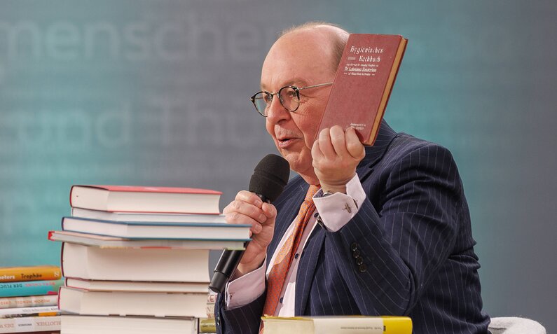 Dennis Scheck im März 2024 auf der Frankfurter Buchmesse. | © Imago