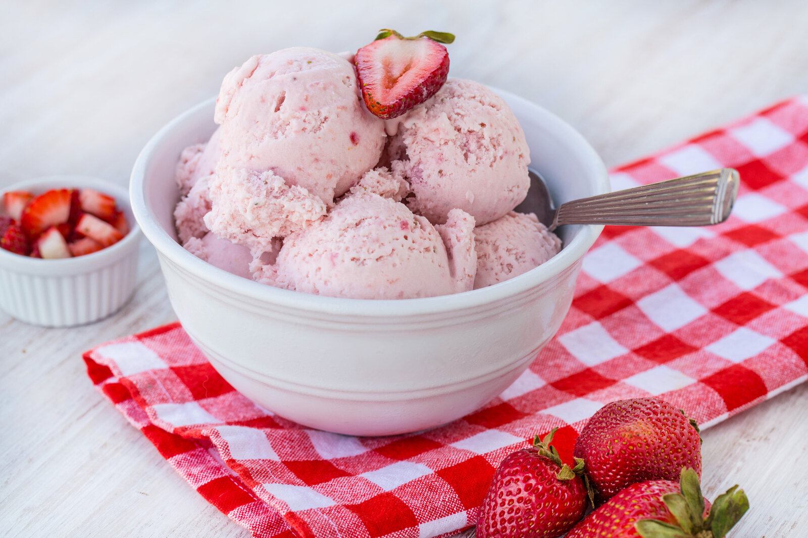 Sommerlicher Low-Carb-Genuss: So machst du zuckerfreies Erdbeereis ohne ...