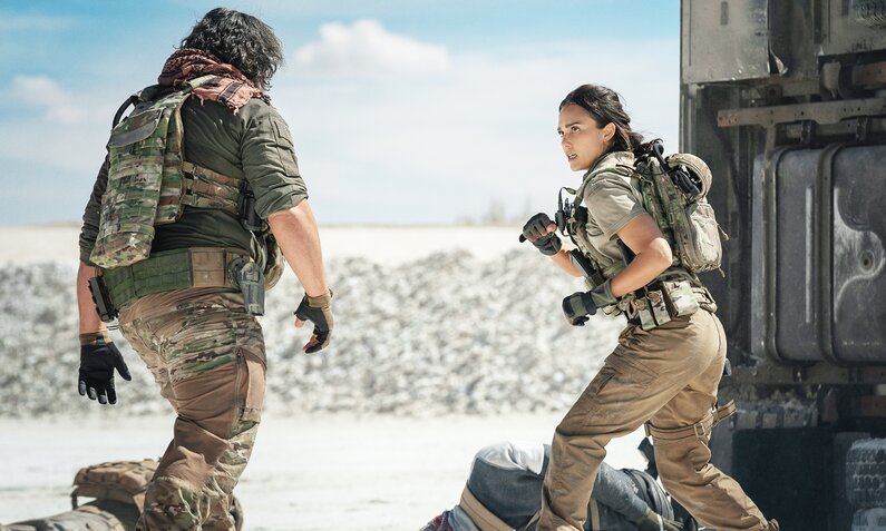  Jessica Alba steht in militärischer Kleidung einem Gegner in kampfbereiter Haltung gegenüber in einer Szene aus dem Netflix Film "Trigger Warning" | © Netflix
