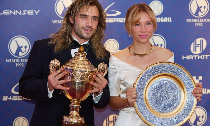 Triumph in Wimbledon 1992: Andre Agassi (Toby Sebastian) und Steffi Graf (Lena Klenke). | © Prime Video