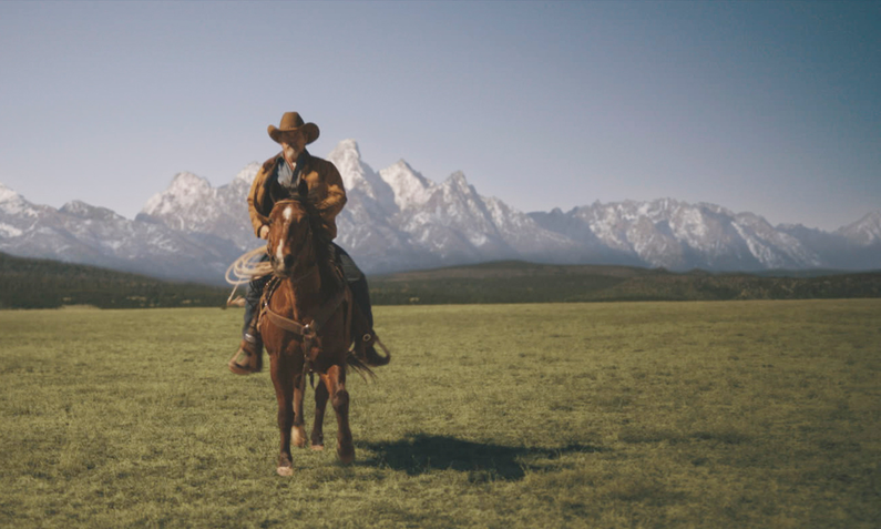 Josh Brolin reitet in einer Szene der Prime Video Serie "Outer Range" über weites Grasland, im Hintergrund ist eine Bergkette zu sehen. | © Prime Video