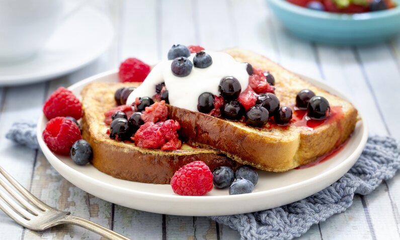 Gestapelte Toast mit Joghurt-Topping und frischen Beeren. | © Getty Images / nicolesy