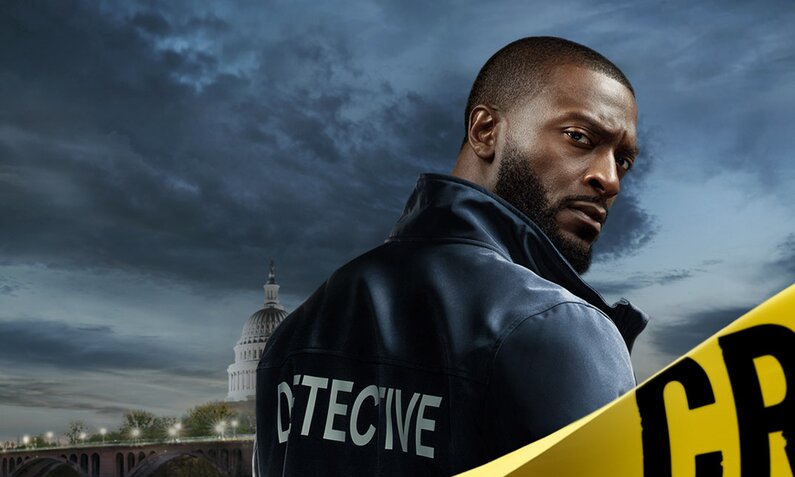 Nahaufnahme von Darsteller Aldis Hodge  vor düsterem Nachthimmel auf der Key Art zur Prime-Video-Serie "Cross" | © Prime Video