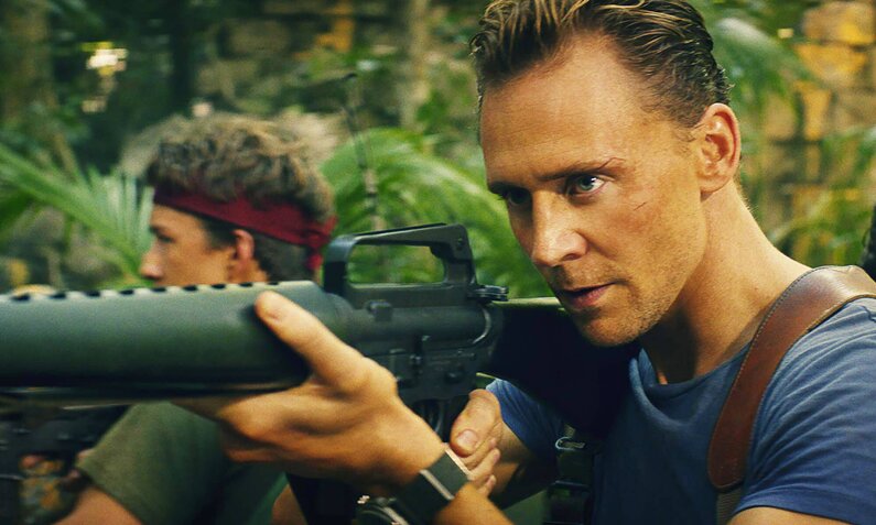 Tom Hiddleston mit Gewehr im Anschlag im Dschungel in einer In einer Szene aus dem Kinofilm "Kong: Skull Island"  | © Imago Images/Everett Collection