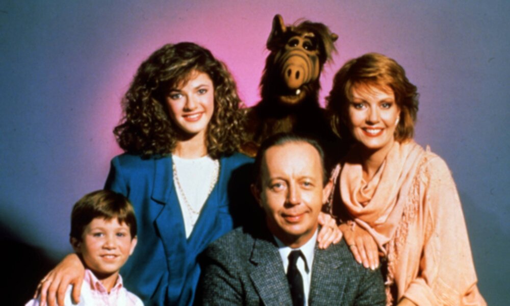 Benji Gregory, Andrea Elson, Alf, Max Wright, Anne Schedeen aus der Serie ,,Alf‘‘ | © IMAGO/United Archives