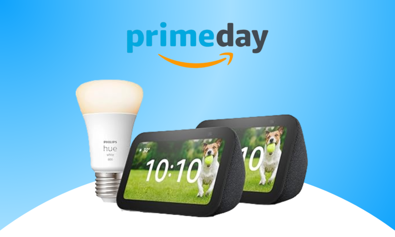 Das Logo des Prime Day 2024, darunter zwei Echo Show-5-Bildschirme in schwarz und die Philips Hue Smart Bulp-Lampe in weiß | © Amazon/Philips