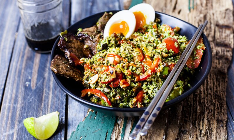 Salat mit Rindfleischstreifen, Brokkoli und anderen frischen Zutaten in einer Schüssel angerichtet. | © Getty Images / Westend61