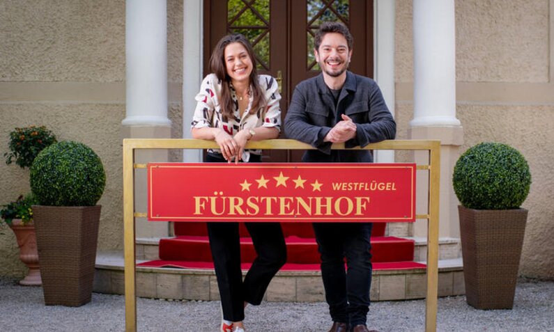 Maxi Neubach und Luis Sommer kommen nach der Sommerpause an den Fürstenhof. | © ARD