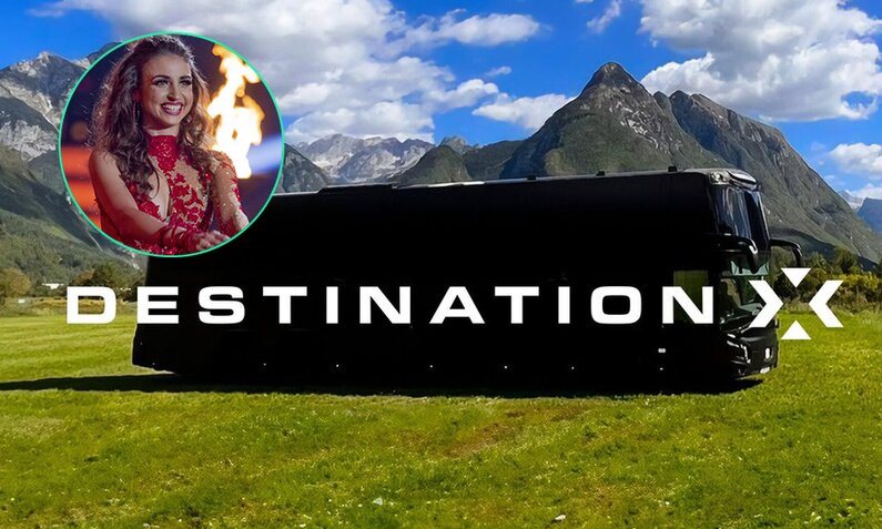 "Destination X": Mit diesem blickdichten Gefährt geht es für die Promis ins Unbekannte.  | © ProSieben