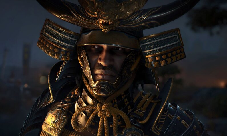 Ein ernster Samurai in detailreicher Rüstung mit goldenen Verzierungen und Helm, im dunklen Hintergrund. | © Ubisoft