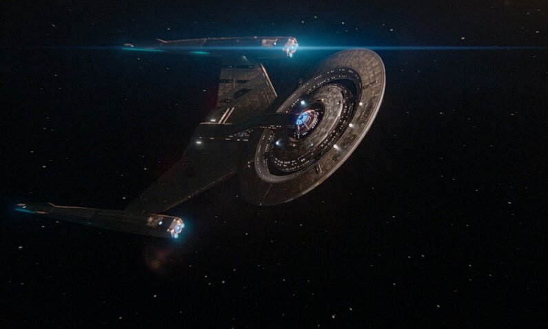 Raumschiff fliegt durch dunkle All mit Sternen in einer Szene aus der Serie "Star Trek: Discovery" Staffel 3 | © Netflix/Premiere Pro