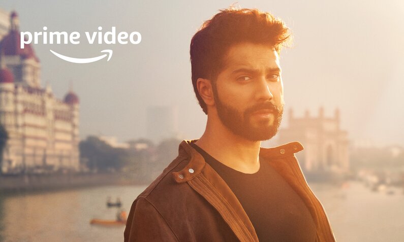 Varun Dhawan vor der prächtigen Kulisse einer indischen Stadt auf einem Bild zur Prime-Video-Serie "Citadel: Honey Bunny" | © Prime Video