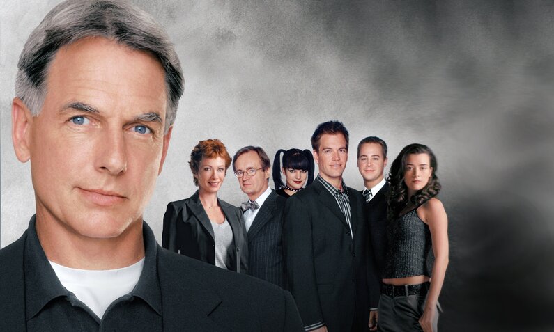 Mark Harmon als Jethrro Gibbs i Vordergrund und seine "Navy CCIS"-Costars im Hintergrund auf einer Key Art zur TV-Serie | © Imago Images/Ronald Grant