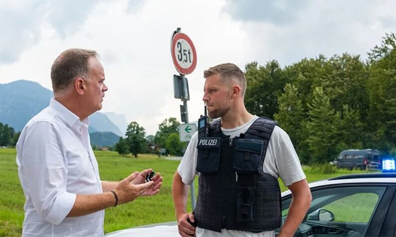 Aussage von Grenzschützer lässt ZDF-Mann Sievers staunen: „Wissen nicht, wer zu uns kommt“. | © ZDF