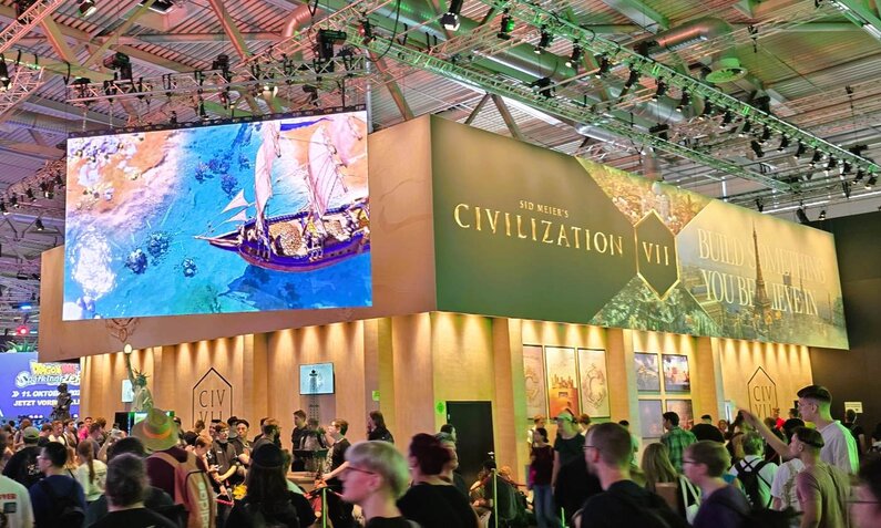 Menschenmenge vor einem großen Stand mit der Aufschrift "Civilization VII" auf der gamescom 2024, darüber ein Bildschirm mit einem Segelschiff. | © Sabrina Forst