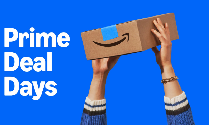 Logo zu den Amazon Prime Deal Days 2024, der Schriftzug, daneben Hände mit Amazon-Paket vor blauem Hintergrund | © Amazon