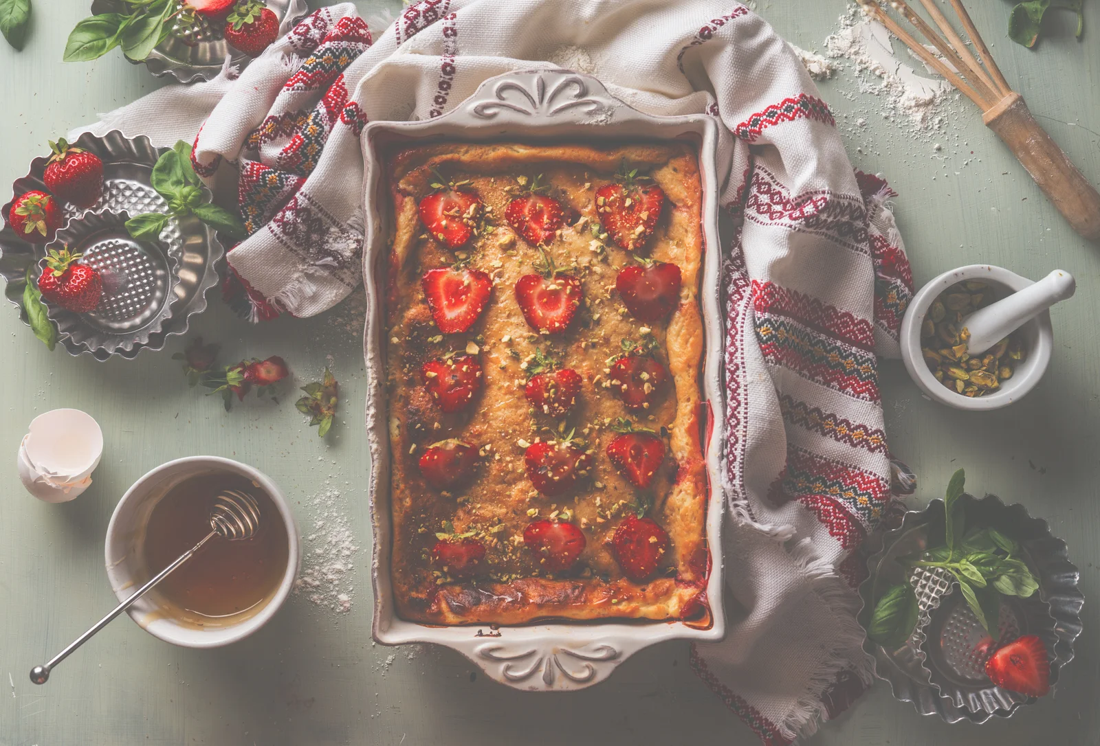 Protein-Dessert: Quarkauflauf mit Erdbeeren und Pistazien